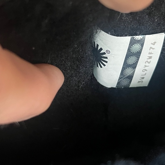 Ugg Classic Short Waterproof size 10 - Picture 6 of 7